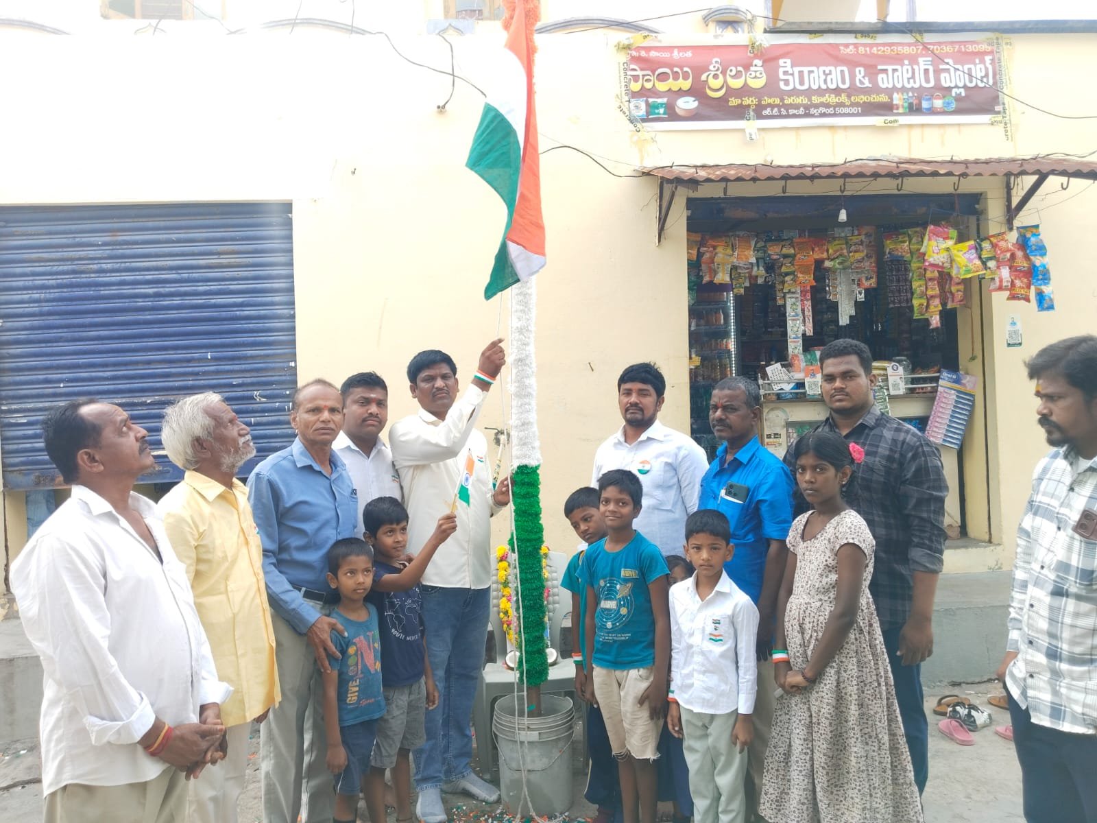 జాతీయ జెండా ఎగురవేసిన ప్రజా హక్కుల సాధన సమితి వ్యవస్థాపక అధ్యక్షులు తిరుగమల్ల షాలెమ్ రాజు 
