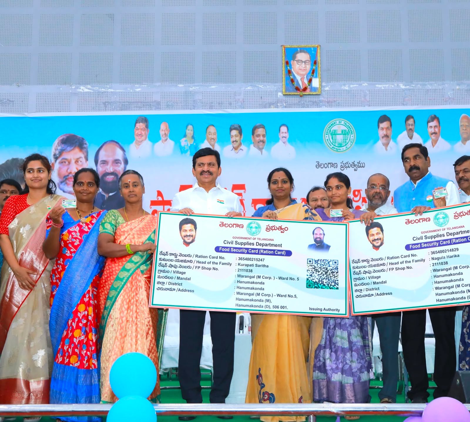 స్మార్ట్ రేషన్ కార్డుల పంపిణీ కార్యక్రమంలో పాల్గొన్న వరంగల్ పార్లమెంట్ సభ్యురాలు డాక్టర్ కడియం కావ్య
