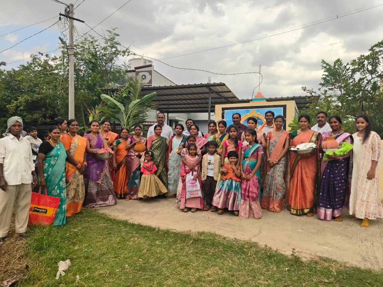 నల్లగొండ శ్రీ రామ్ నగర్ కాలనీ వెల్ఫేర్ కమిటీ ఆధ్వర్యంలో ఘనంగా బోనాల పండుగ వేడుకలు...