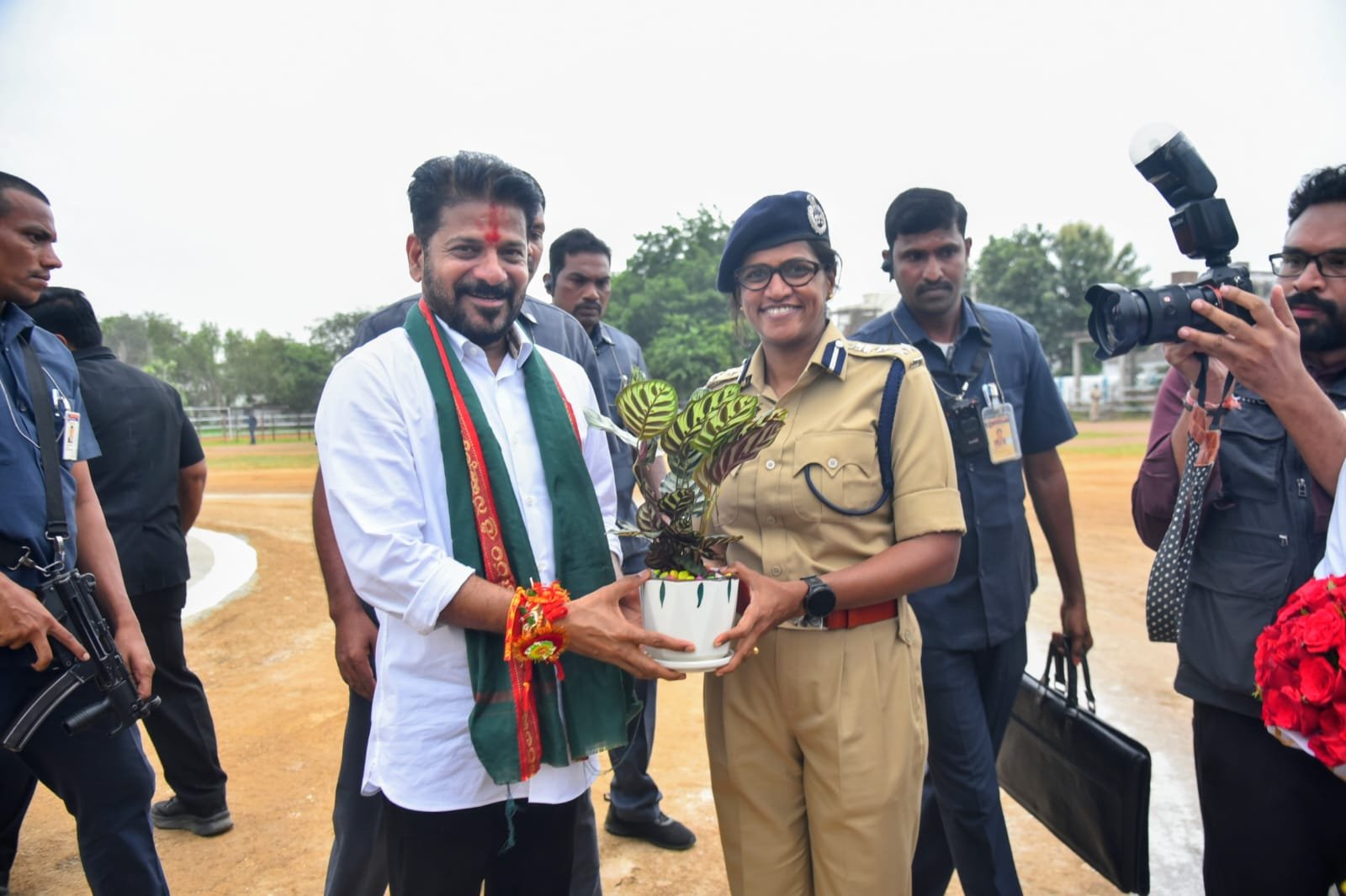 రాష్ట్ర ముఖ్యమంత్రిని మర్యాదపూర్వకంగా కలిసిన వరంగల్ పోలీస్ కమిషనర్