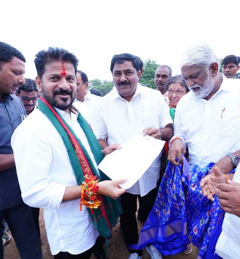 సీఎం రేవంత్ రెడ్డికి వినతిపత్రం అందజేసిన డీసీసీ అధ్యక్షుడు మహమ్మద్ అయూబ్ 
