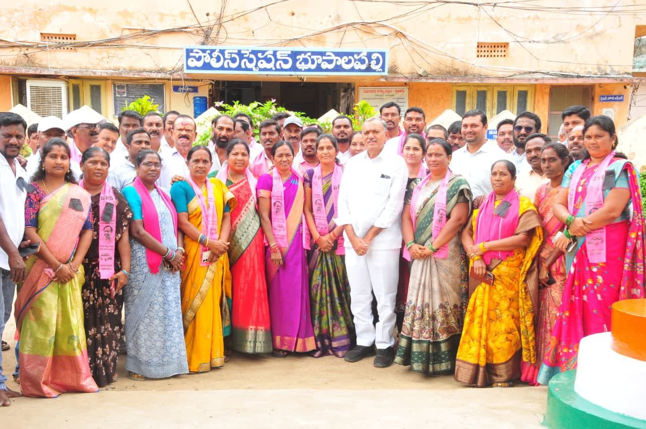 ఎన్నికల హామీల మేరకు తులం బంగారం ఇవ్వాలి: గండ్ర వెంకటరమణారెడ్డి