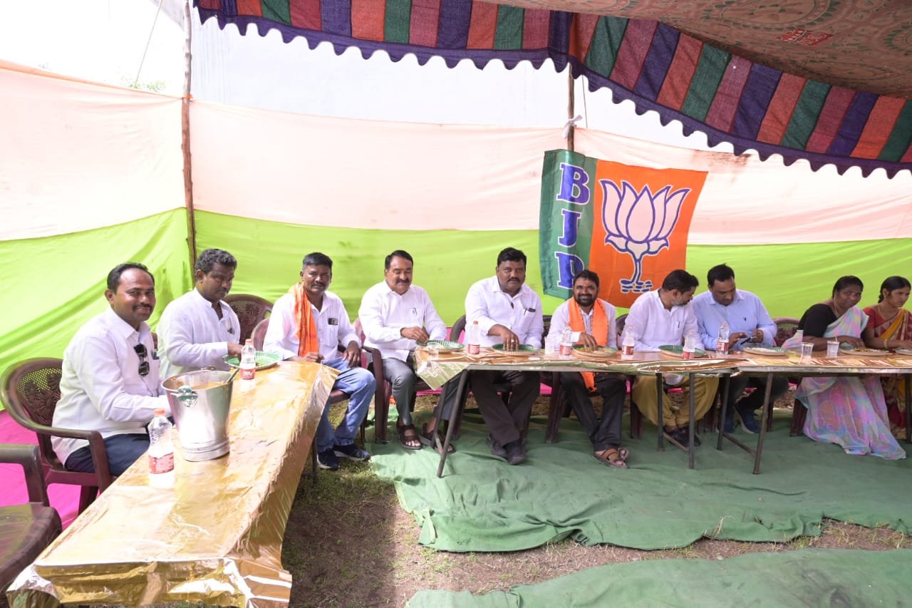దళిత బస్తీలో నిర్వహించినటువంటి సహపంక్తి భోజన కార్యక్రమంలో పాల్గొని భోజనం చేసిన ఎర్రబెల్లి ప్రదీప్ రావు 