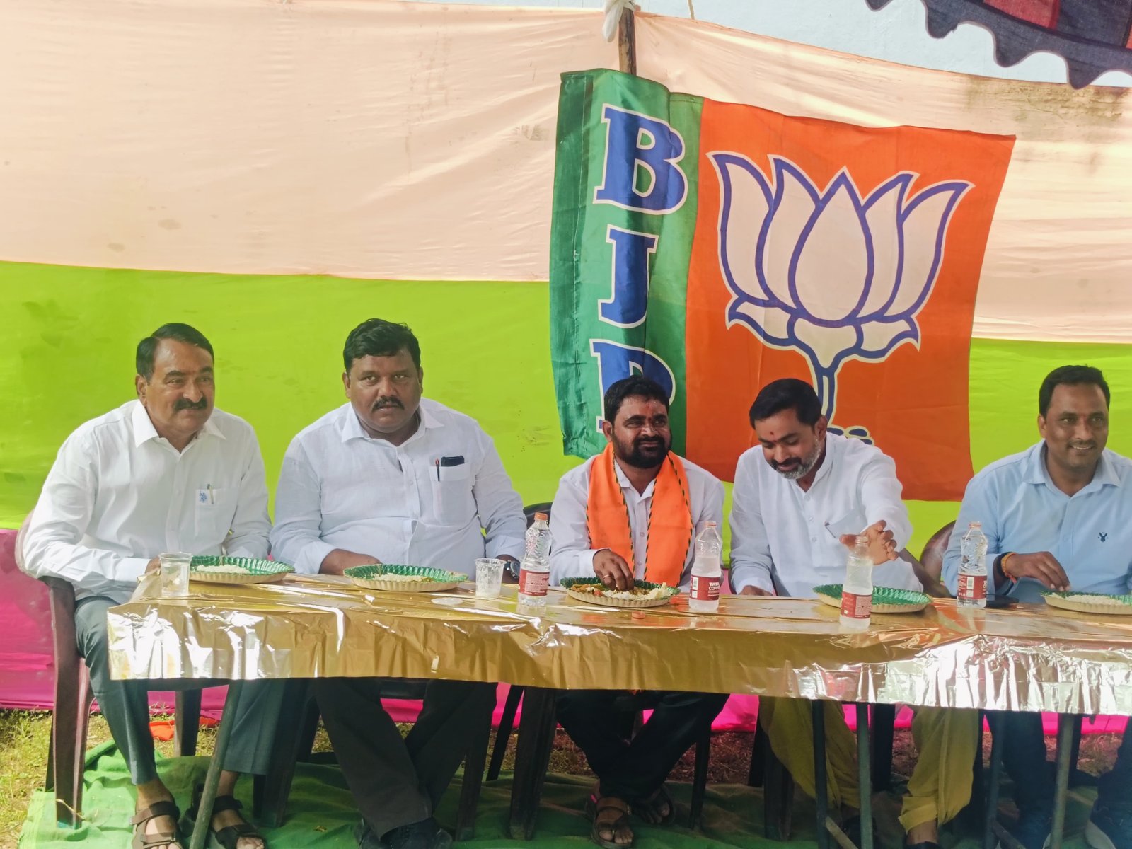 దళిత బస్తీలో సహపంక్తి భోజనంలో పాల్గొన్న డాక్టర్ వన్నాల వెంకటరమణ