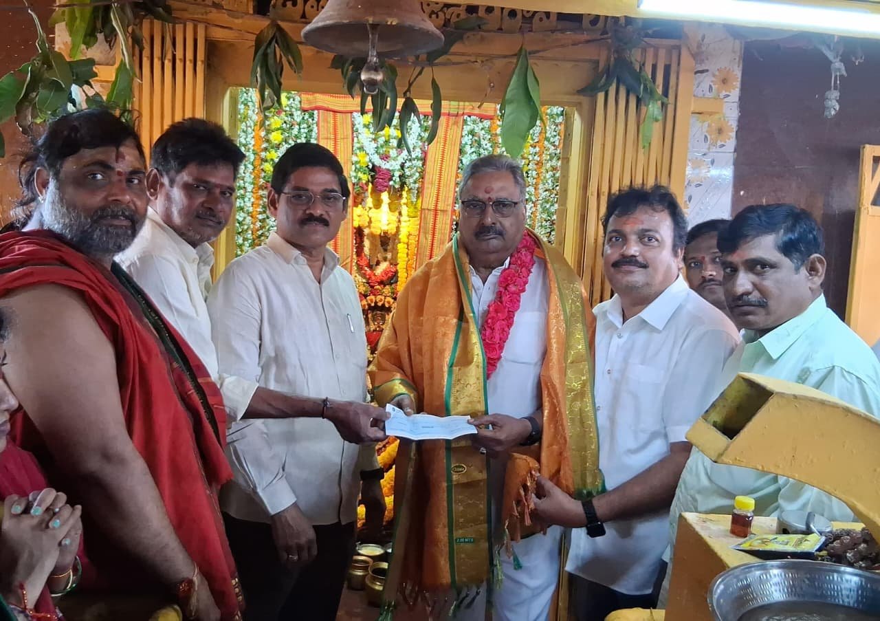 ఊకల్ నాగసుబ్రహ్మణ్యేశ్వరస్వామి దేవాలయ అభివృద్ధికి రూ1,00,116/-* ల విరాళం అందజేసిన గీసుకొండ గ్రామ శ్రీమంతుడు  పెగళ్ళపాటి లక్ష్మినారాయణ 