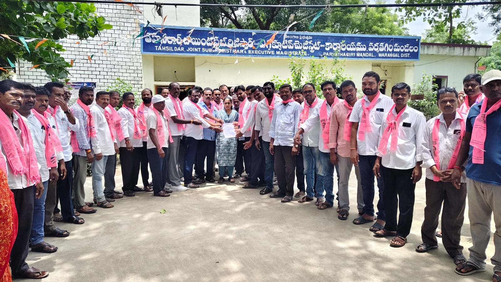 కల్యాణలక్ష్మి, షాదీముబారక్ పధకాల రద్దు కుట్రపై బగ్గుమన్న పర్వతగిరి మండల బీ.ఆర్.ఎస్ మండల నాయకులు*