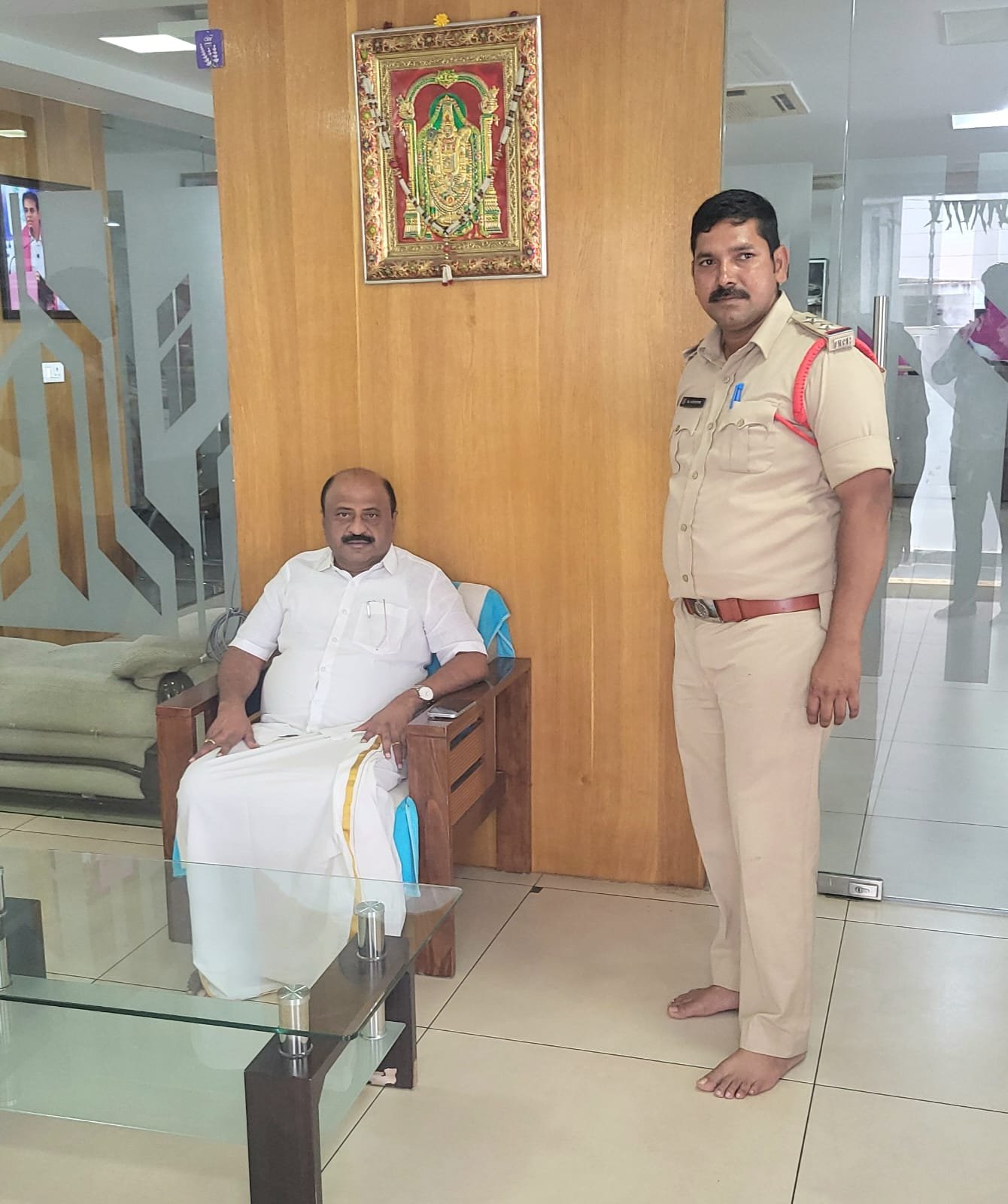 చల్లా ధర్మారెడ్డి హౌస్ అరెస్ట్..*   *రేవంత్ రెడ్డికి భయమెందుకు?*  *చల్లా ధర్మారెడ్డి,మాజీ ఎమ్మెల్యే..*