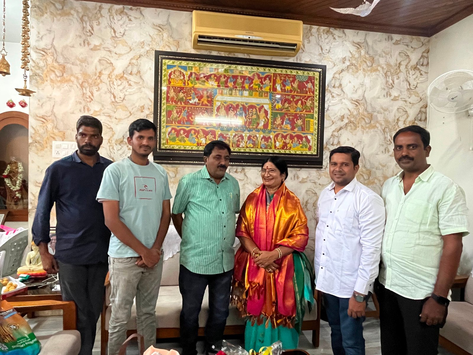 ఎర్రబెల్లి స్వర్ణ గారికి జన్మదిన శుభాకాంక్షలు తెలిపిన జిల్లా అధ్యక్షుడు అయూబ్ గారు…