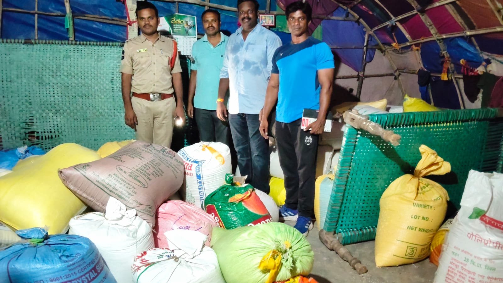 అక్రమంగా నిల్వ చేసిన 45 క్వింటాళ్ల పీడీఎస్‌ బియ్యం పట్టివేత