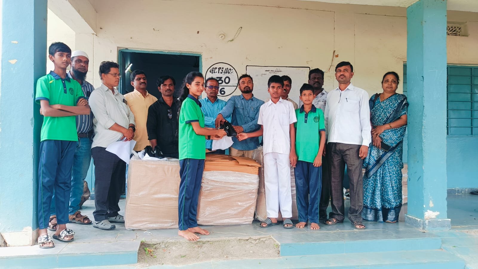 ప్రభుత్వ పాఠశాలలకు షూస్ మరియు స్కూల్ బ్యాగ్స్ పంపిణీ