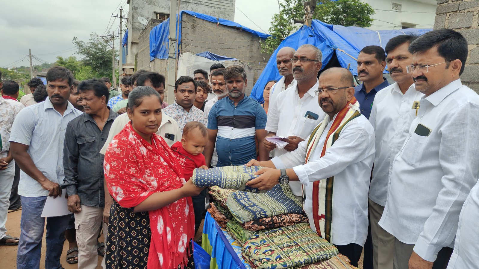 అమ్మ నాన్న చారిటబుల్ ట్రస్ట్ ఆధ్వర్యంలో ఏర్పాటు  దుప్పట్ల పంపిణీ