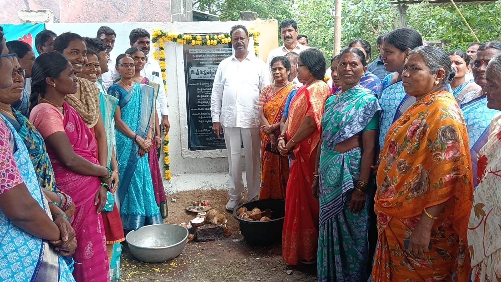 మహిళా సంఘాల వీవో భవన నిర్మాణానికి శంకుస్థాపన చేసిన ఎమ్మెల్యే జీఎస్సార్