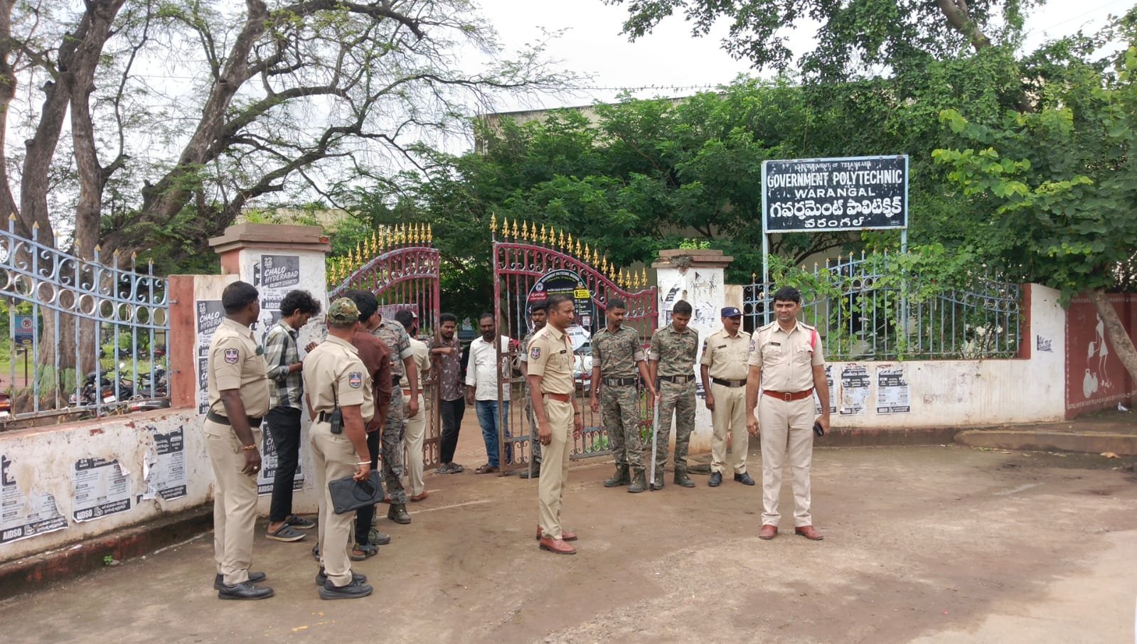 వరంగల్ పాలిటెక్నిక్ కళాశాల దగ్గర పోలీసులు నిర్బంధం