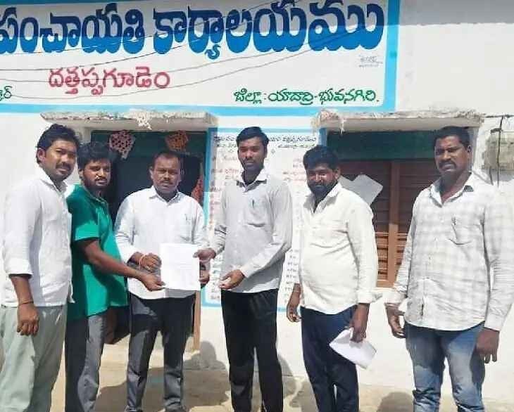 దత్తప్పగూడెంలో తాగునీటి తిప్పలు పరిష్కరించాలని సర్పంచుకు వినతిపత్రం అందజేత 