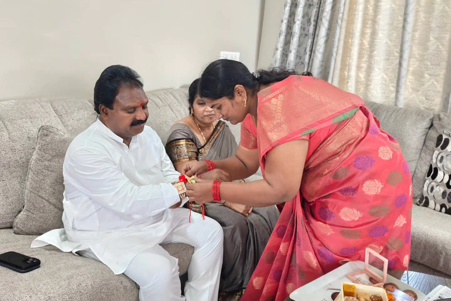 మాజీ ఎమ్మెల్యే ఆరూరి రమేష్ కు సోదరీమణులు రాఖీ కట్టి ఆత్మీయంగా ఆశీర్వదించారు