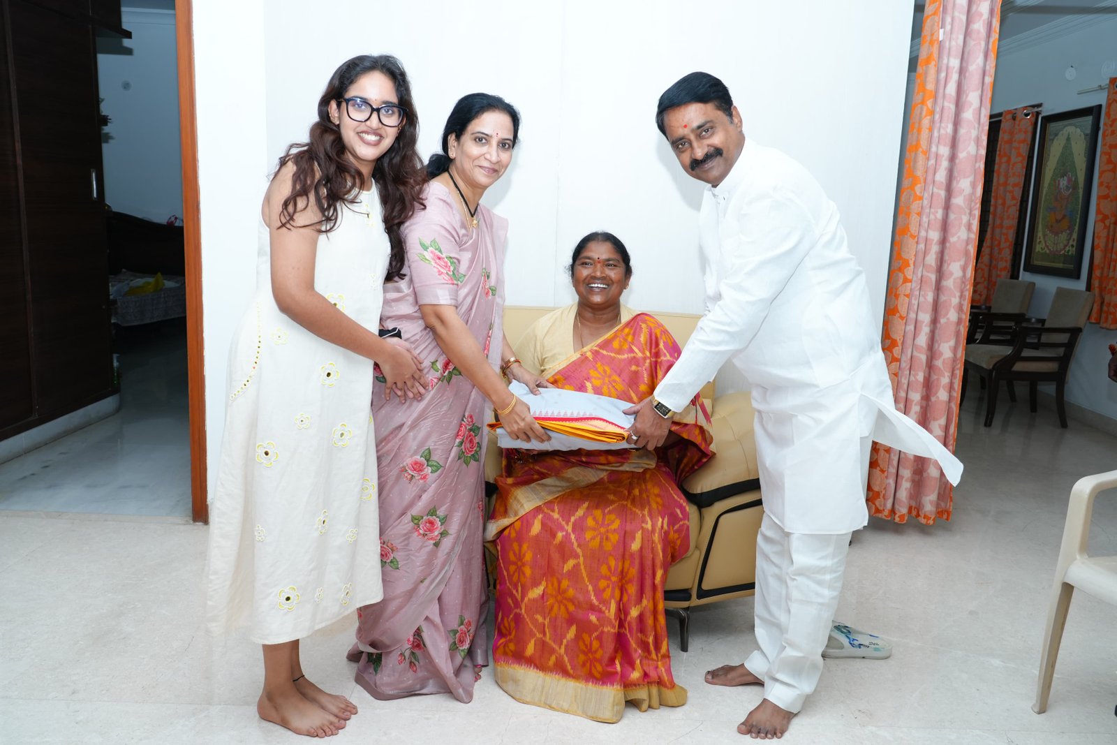 పటేల్ రమేష్ రెడ్డికి రాఖీ కట్టిన మంత్రి సీతక్క