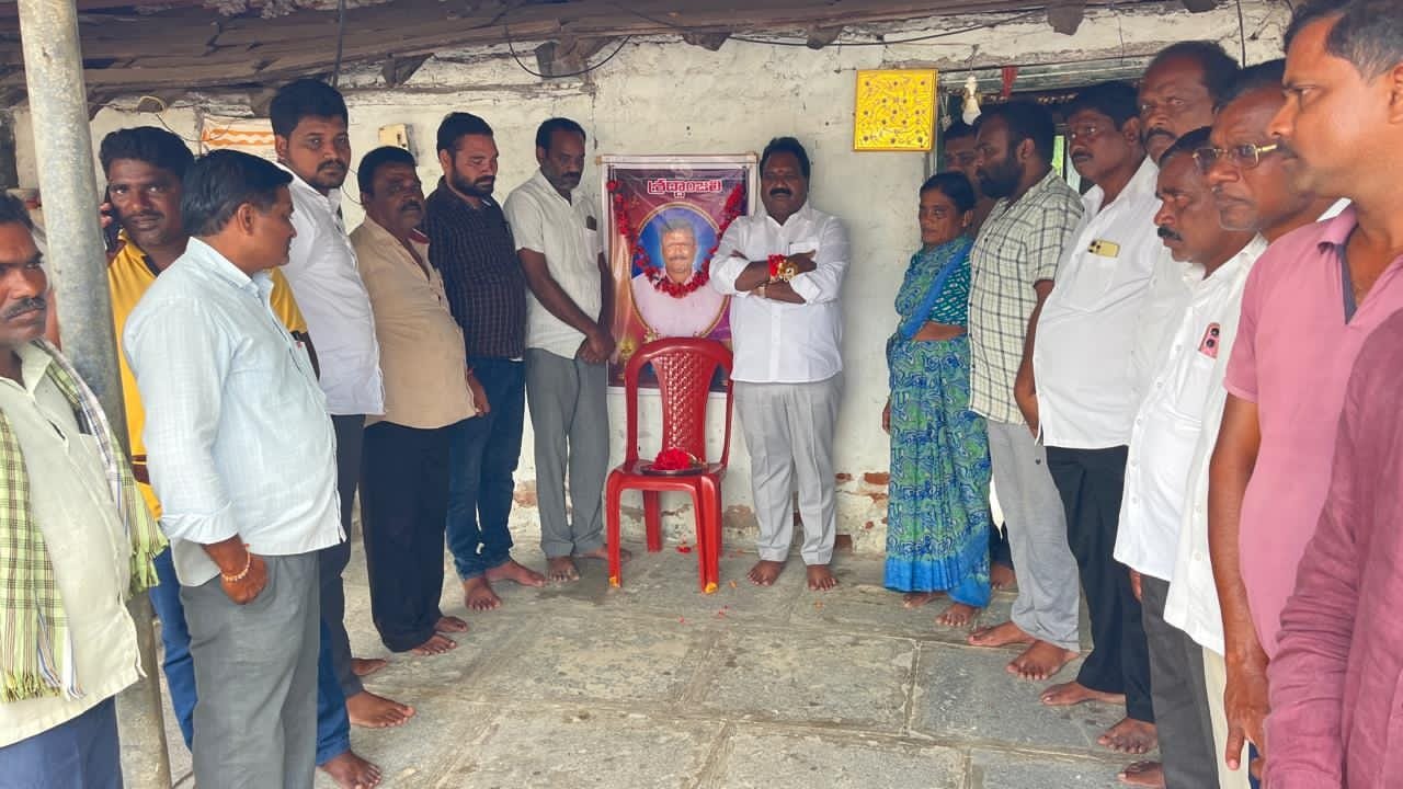 ఏనుగల్లు లో మృతుల కుటుంబాలను పరామర్శించి ఆర్ధిక సహాయం అందచేసిన మాజీ ఎమ్మెల్యే ఆరూరి రమేష్
