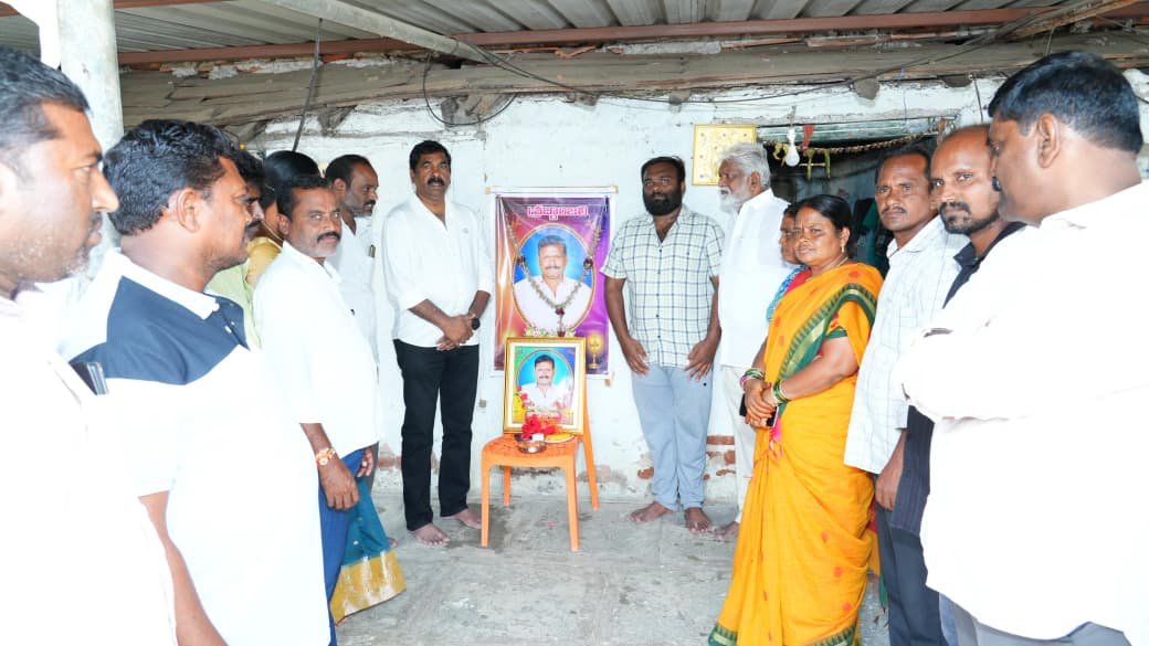 మృతుల కుటుంబాలను పరామర్శించిన ఎమ్మెల్యే కె.ఆర్  నాగరాజు.-పాల్గొన్న మండల అధ్యక్షురాలు ఇస్లావత్ సావిత్రి