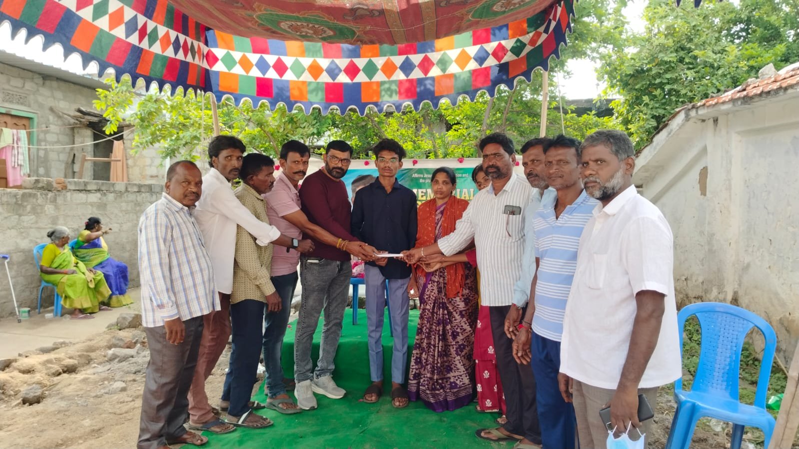 మిత్రత్వానికి ప్రతిరూపం.. ఆపదలో అండగా నిలిచిన పూర్వ విద్యార్థులు