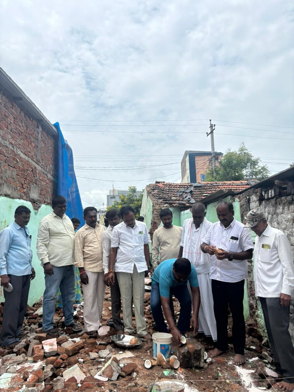37వ డివిజన్ కిల వరంగల్ పడమర కోట ప్రాంతంలో సామాన్య కుటుంబానికి ఇందిరమ్మ ఇండ్ల భరోసా