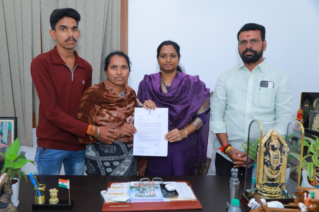 బాధితులకు పీఎం సహాయ నిధి చెక్కును అందజేసిన వరంగల్ ఎంపీ డా. కడియం కావ్య