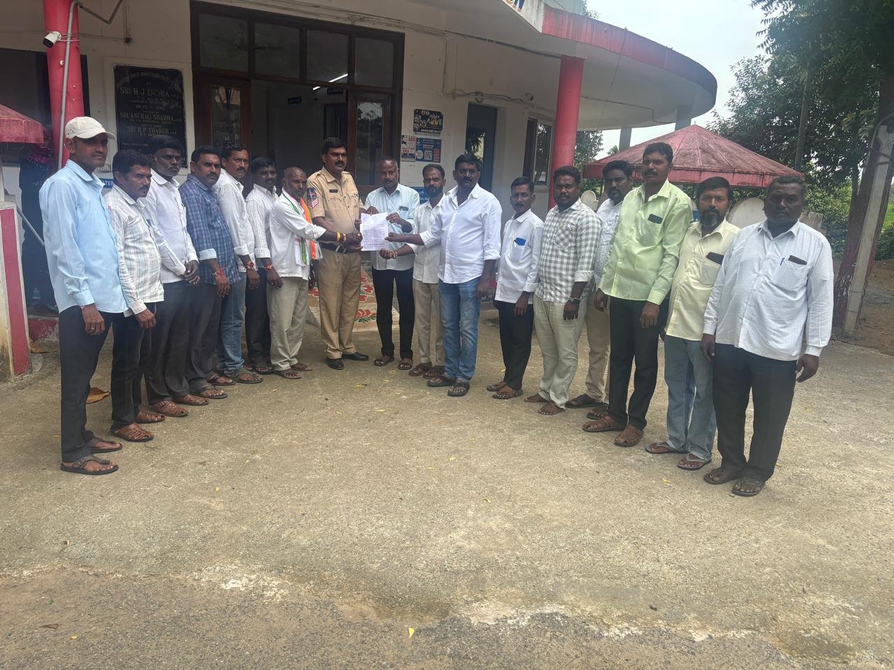 మల్లికార్జున్ కర్గే వేదికను శుద్ధి కరణ చేసిన  చర్యలను ఖండించిన కాంగ్రెస్ పార్టీ నాయకులు