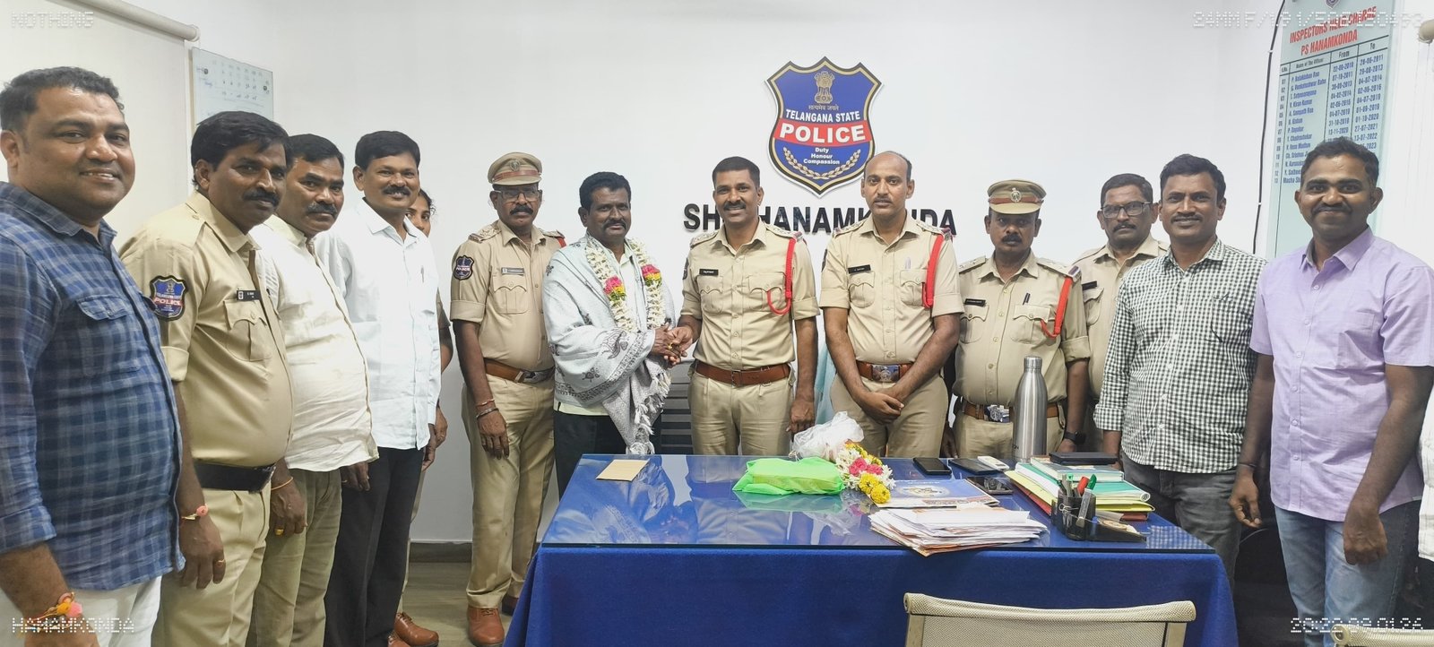 హనుమకొండ పోలీస్ స్టేషన్‌లో పదవీ విరమణ చేసిన  ASI సర్వేశం ఘన సన్మానం