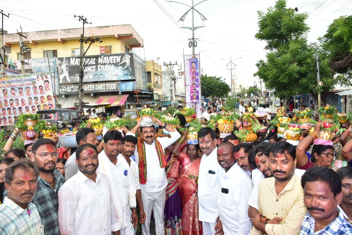 పోచమ్మ తల్లి బోనాల జాతరలో పాల్గొని బోనం ఎత్తిన ఎర్రబెల్లి ప్రదీప్ రావు
