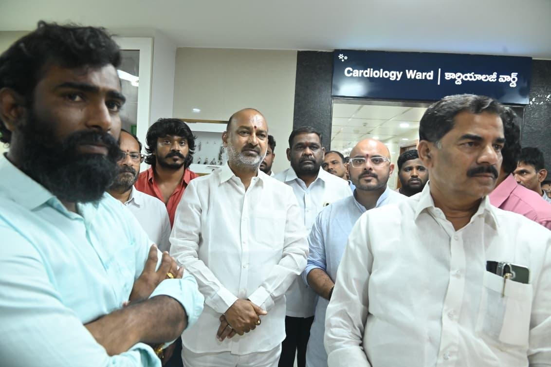 నాగం వర్షిత్ తల్లికి బండి సంజయ్ పరామర్శ.. దాడి ఘటనపై తీవ్ర ఆగ్రహం
