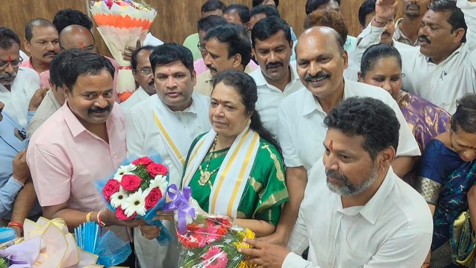 నూతనంగా ప్రమాణస్వీకారం చేసిన గుండు సుధారాణిని మర్యాదపూర్వకంగా కలిసిన విశ్వబ్రాహ్మణ సంఘం నాయకులు 