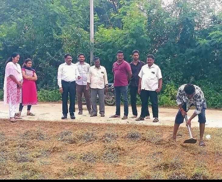 మోత్కూర్: ముత్యాలమ్మ ఆలయంలో బోనాల ఏర్పాట్లను పరిశీలించిన మున్సిపల్ కమిషనర్