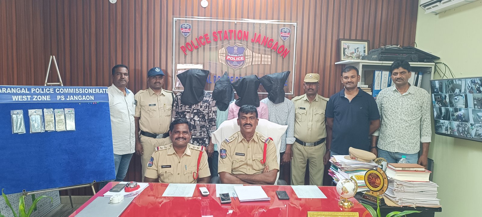 రైతులు వ్యవసాయ బావులు కొరకు కెనాల్ లకు బోర్ మోటార్లు బిగించిన  బోరు మోటర్లును మరియు ట్రాక్టర్ బ్యాటరీలను దొంగిలించిన నిందితులను అరెస్ట్ చేసిన జనగామ పోలీసులు