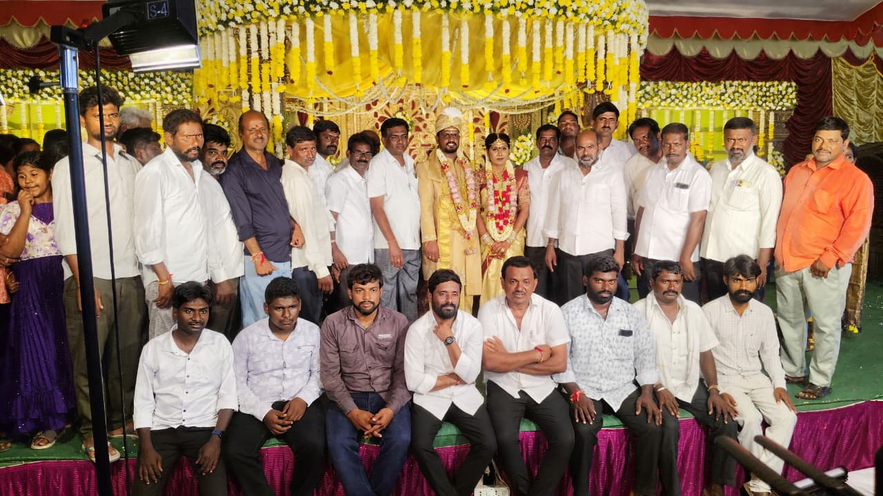 నూతన వధూవరులకు  కాంగ్రెస్ పార్టీ మండల అధ్యక్షుడు  -  పాదూరి శ్రీనివాస్ రెడ్డి  పిఎసిఎస్ డైరెక్టర్ గోదా కృష్ణారెడ్డి  ఆశీస్సులు