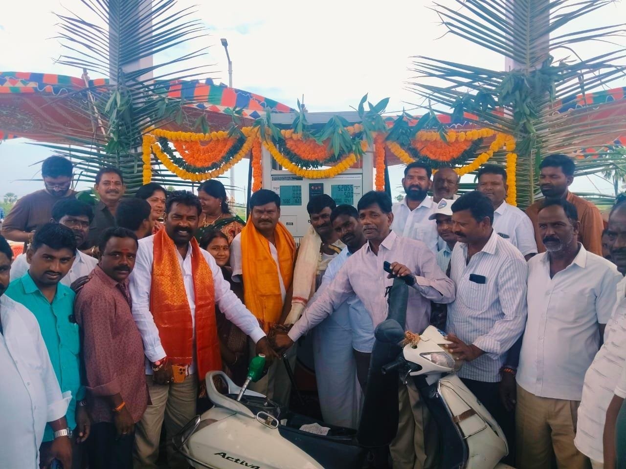 నూతన ఇండియన్ పెట్రోల్ బంక్ ప్రారంభోత్సవంలో పాల్గొన్న తండు సైదులు గౌడ్  
