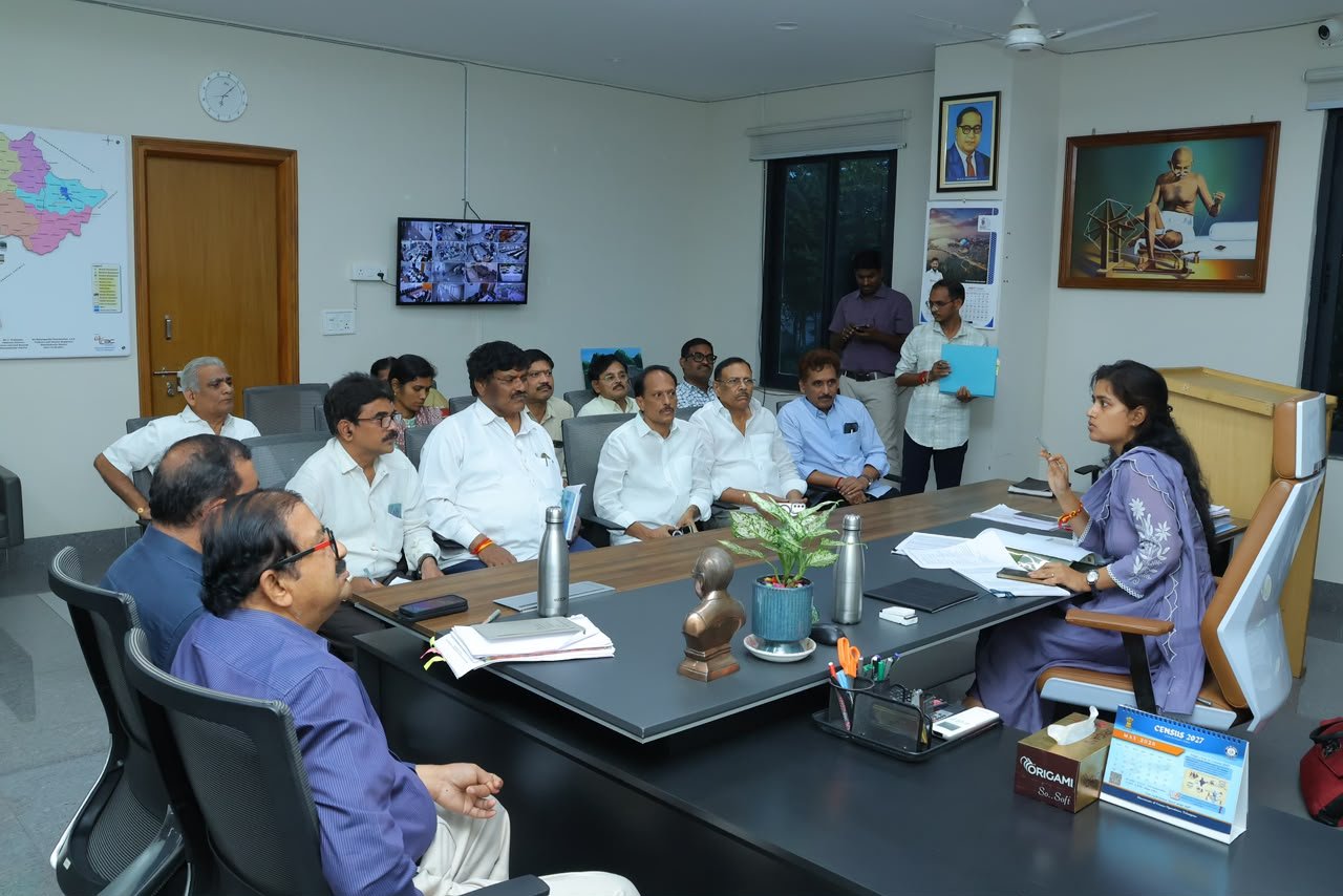 కలెక్టర్ ను కలిసిన హనుమకొండ రెడ్ క్రాస్ సొసైటీ అడహాక్ కమిటీ 