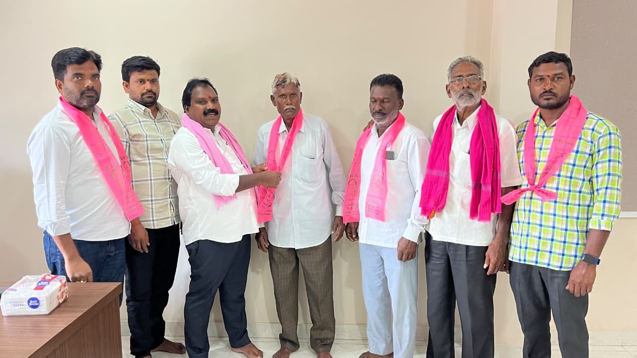 బీ.ఆర్.ఎస్ పార్టీలో చేరిన కాంగ్రెస్ పార్టీ సొసైటీ  డైరెక్టర్  