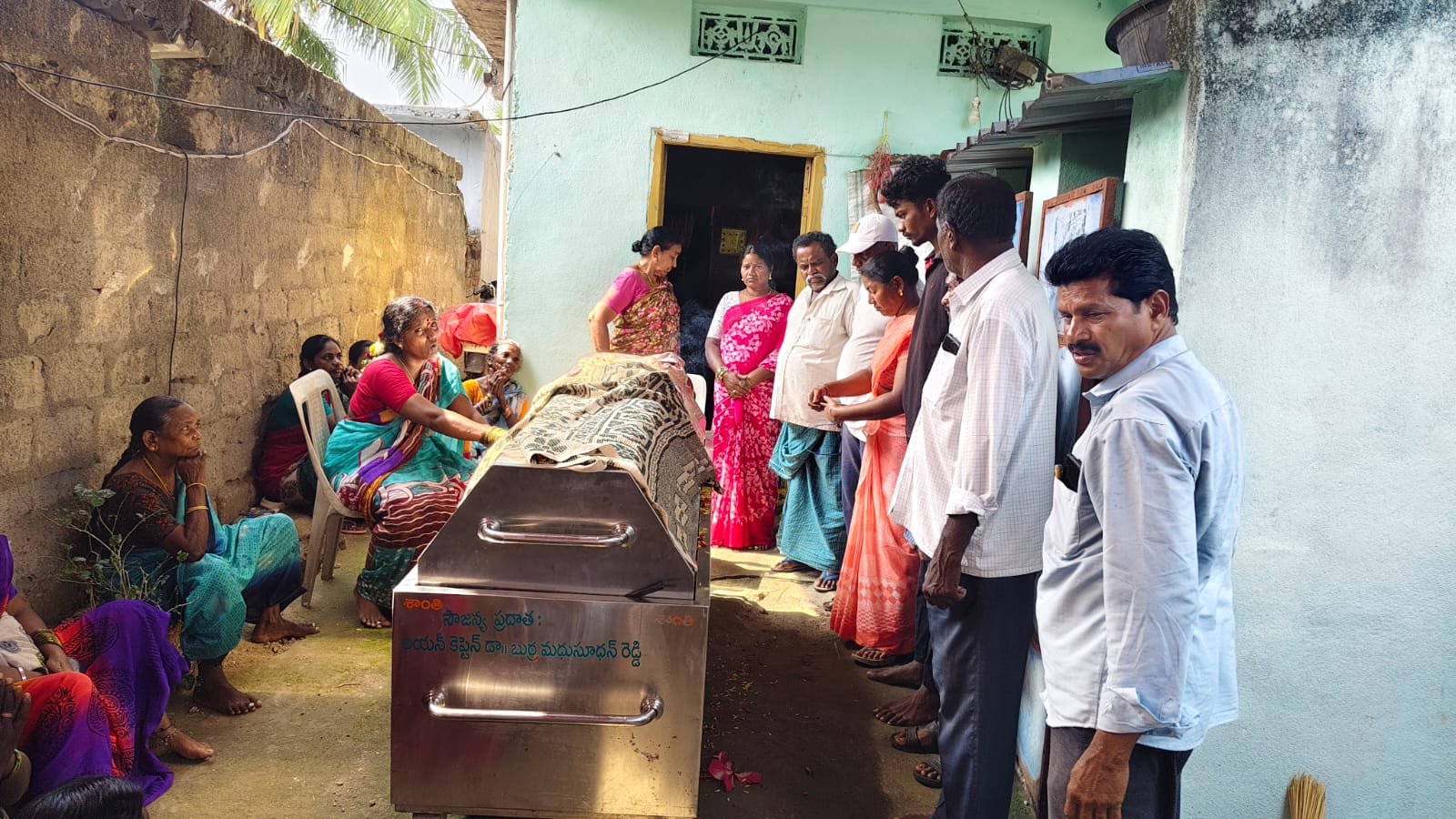 మడ్డి కుమారస్వామి గారి పార్థివదేహానికి నివాళులర్పించి, కుటుంబానికి ఆర్థిక సహాయం అందించిన బీ.ఆర్.ఎస్ నాయకులు