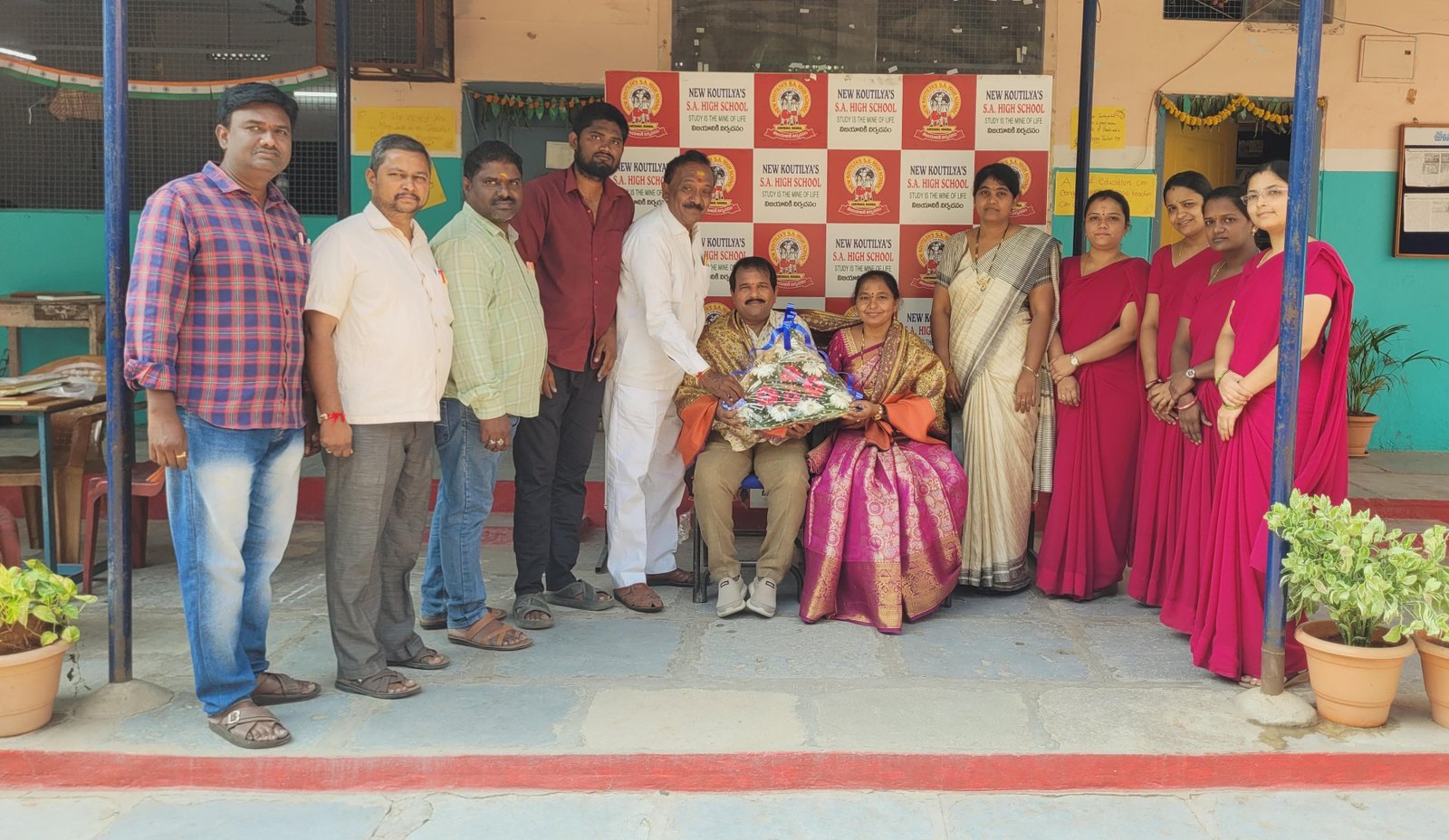 జిల్లా ఉత్తమ ఉపాధ్యాయ అవార్డు గ్రహీత ను సన్మానించిన మాజీ కార్పొరేటర్ మరుపళ్ళ రవి