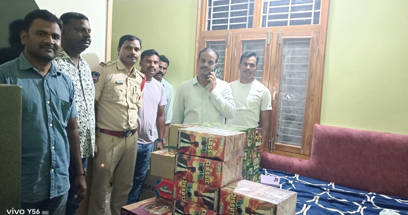 అనుమతులు లేకుండా నిల్వ చేసిన టపాసులు స్వాధీనం