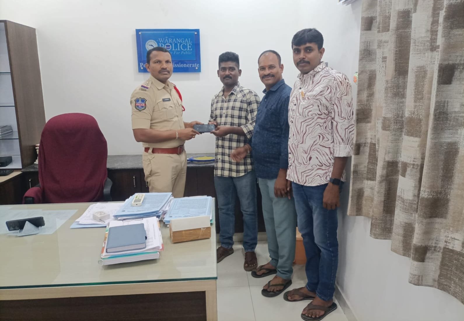 తిరుపతిలో పోయిన మొబైల్‌..హసన్‌పర్తి పోలీసుల చొరవతో రికవరీ సీఈఐఆర్‌ సాంకేతికతతో గుర్తింపు..బాధితుడికి ఫోన్‌ అప్పగింత