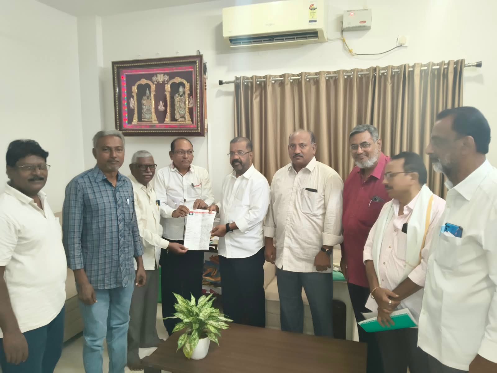 ఇనామ్ సభకు నాయిని రాజేందర్ రెడ్డికి ఆహ్వానం ఇండియన్ నేషనల్ ఈస్ట్ మూమెంట్ ఇనామ్ ఆధ్వర్యంలో అక్టోబర్ 3న మోటూరి కృష్ణ ప్రసాద్ సంస్మరణ సభకు ఆహ్వానం
