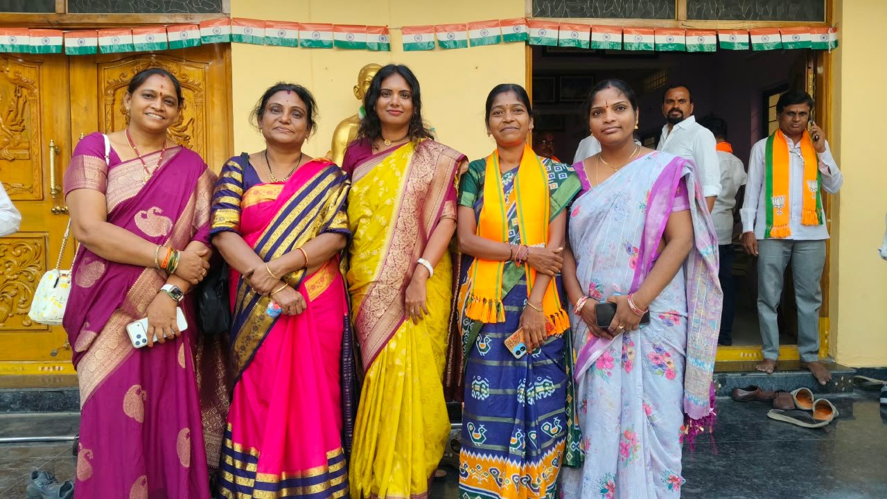 ఓబీసీ రాష్ట్ర అధ్యక్షులు గంధమల్ల ఆనంద్ గౌడ్ నిర్వహించిన సభలో బీజేపీ మహిళా నాయకుల పాల్గొనడం