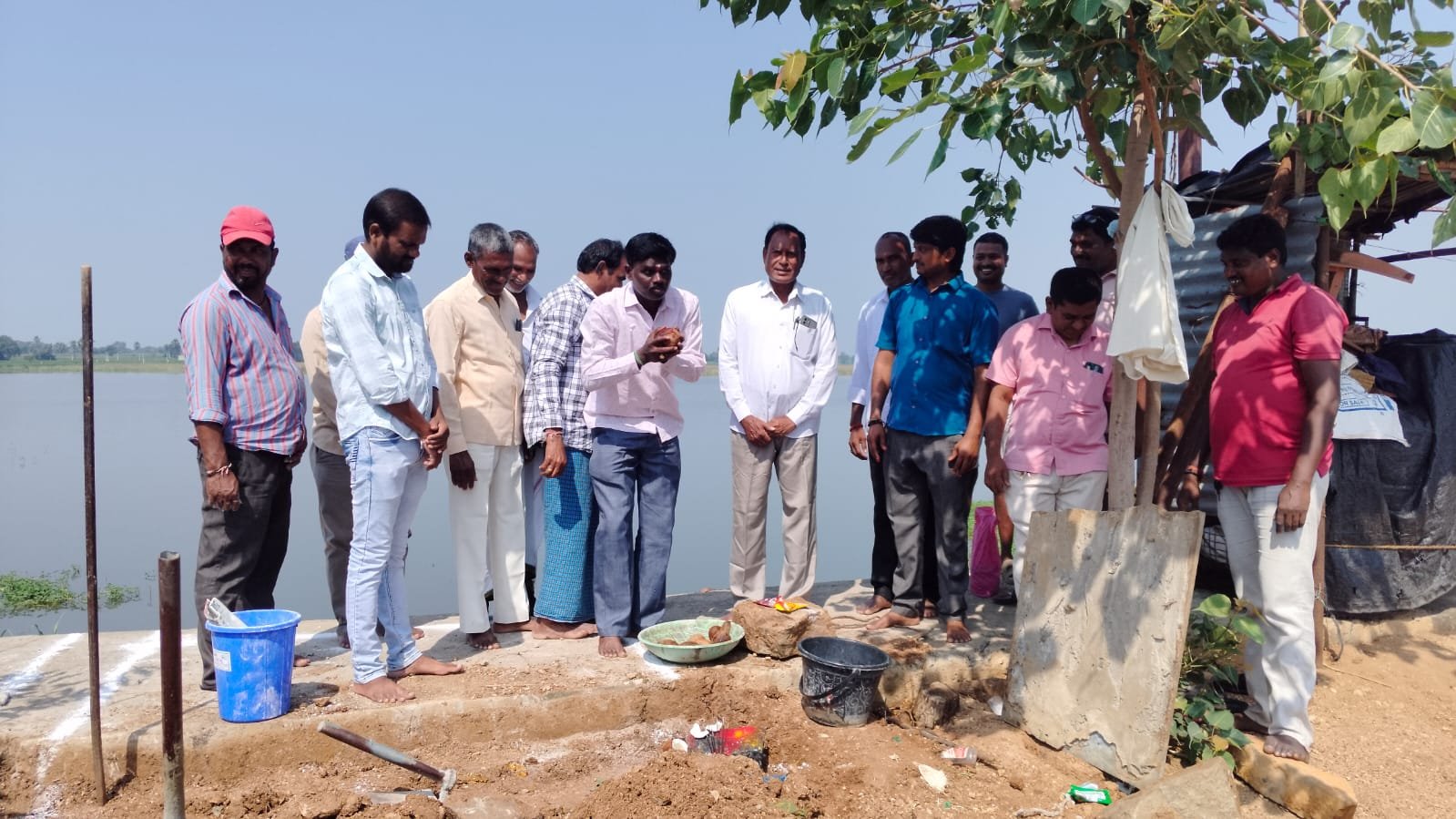 అన్నారం గ్రామంలో బతుకమ్మ విగ్రహ ప్రతిష్ట స్థలంలో భూమి పూజ కార్యక్రమం - చెరువు కట్టపైన దర్గా సమీపంలో ఏర్పాటు