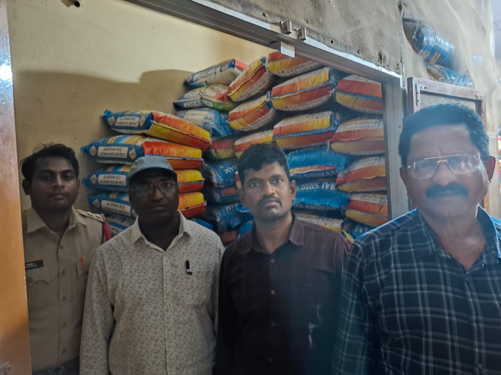 పీడీఎస్ బియ్యం సరఫరాదారులు రవాణాదారుల అరెస్ట్