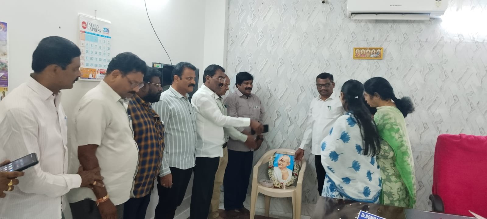 మహాత్మా గాంధీ జయంతి సందర్భంగా ఘన నివాళులు