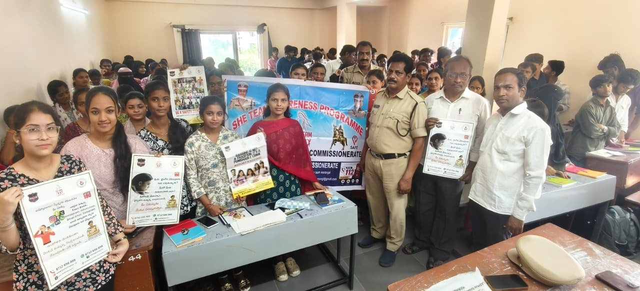 మహిళల భద్రతపై అప్రమత్తంగా ఉండాలి  భారతి డిగ్రీ కళాశాలలో షీ టీమ్ ఎస్సై రామారావు అవగాహన సదస్సు