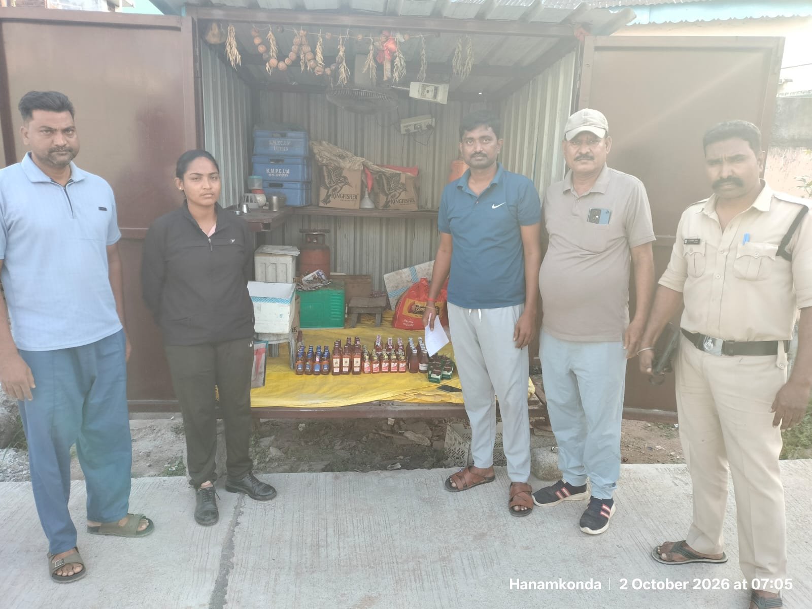 కాజీపేటలో అక్రమ మద్యం విక్రయిస్తున్న మహిళ అరెస్ట్  రూ.13,810 విలువైన మద్యం స్వాధీనం
