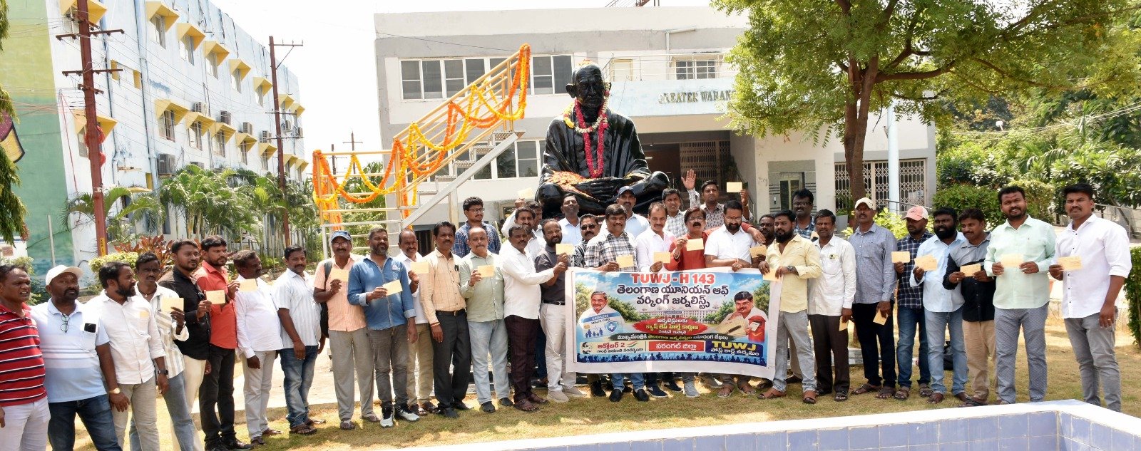 జర్నలిస్టులకు వెంటనే హెల్త్ కార్డులు మంజూరు చేయాలి  - తెలంగాణ యూనియన్ ఆఫ్ వర్కింగ్ జర్నలిస్ట్ (tuwj-h 143) రాష్ట్ర ఉపాధ్యక్షుడు బిఆర్ లెనిన్ 