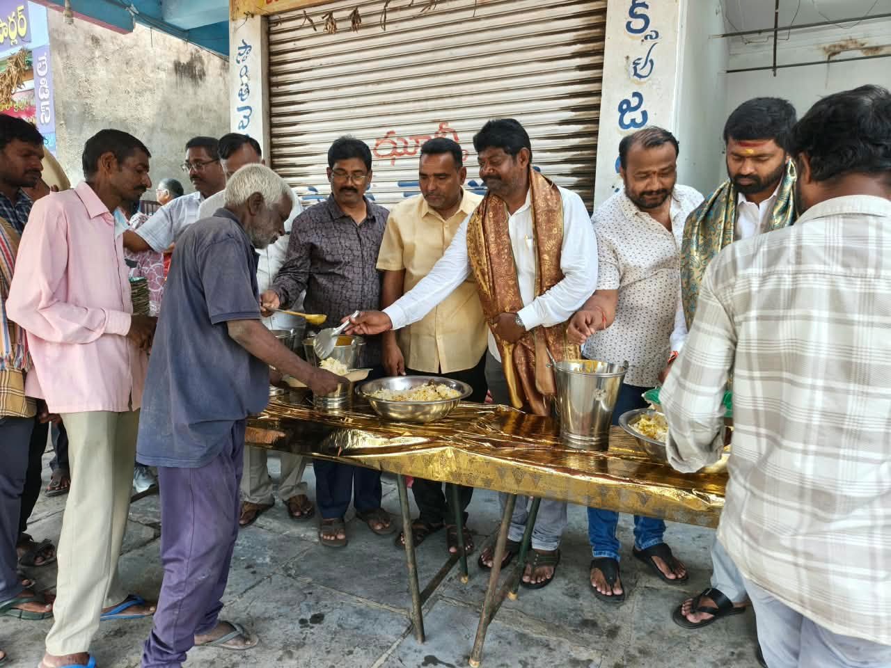 లేబర్ కాలనీలో అబ్బానికుంట లో అన్నదాన కార్యక్రమాన్ని ప్రారంభించిన రెడ్ క్రాస్ చైర్మన్ బేతి అశోక్ బాబు