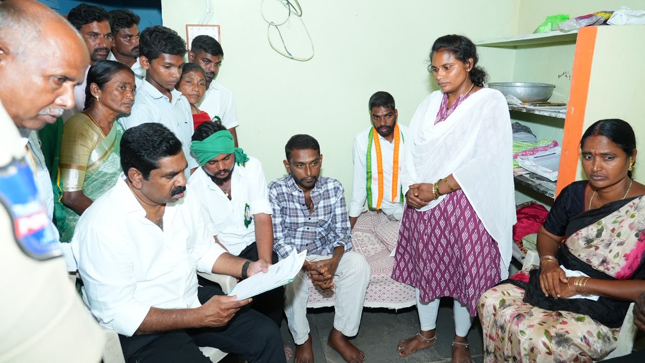యూత్ నాయకుడిని పరామర్శించిన ఎమ్మెల్యే కేఆర్ నాగరాజు